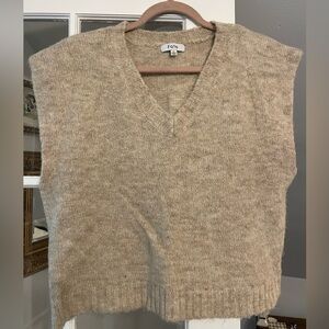 Women’s beige sweater vest w/ shoulder pads